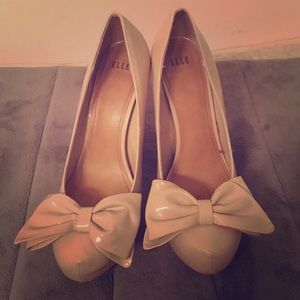 Nude patent leather bow tie pumps