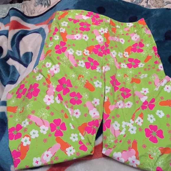 Lilly Pulitzer  flip-flop flower Capri