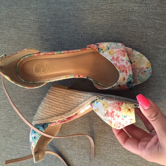 Flowery espadrille wedges perfect for summer!