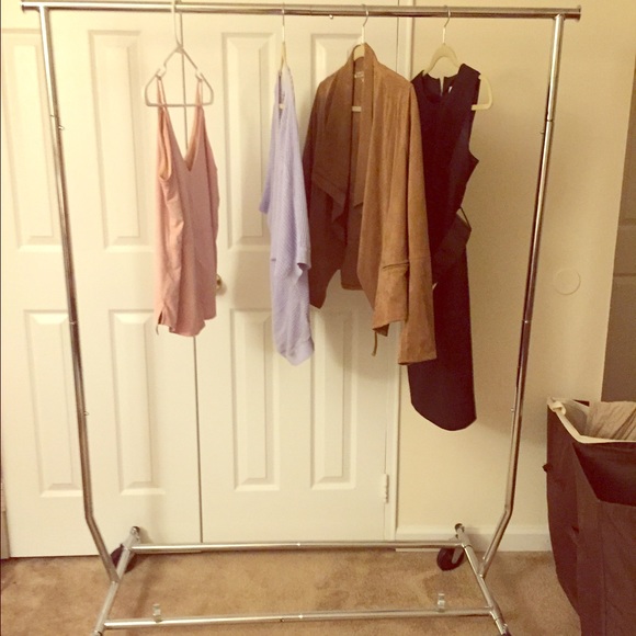 Rolling clothes rack