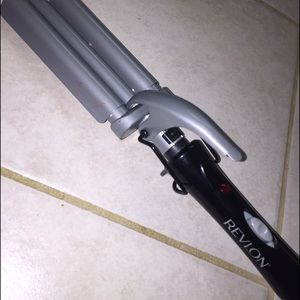 Revlon Tourmaline 3-barrel Waver