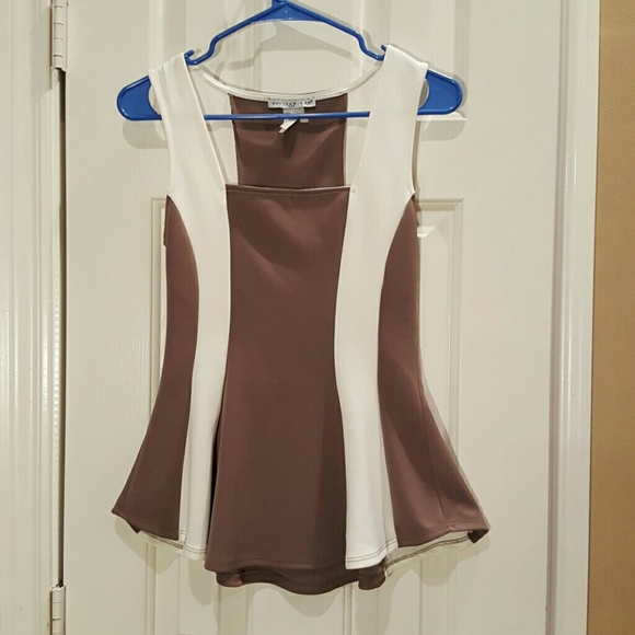 🛍 4/$20 NWT Brown and white peplum top sz sm