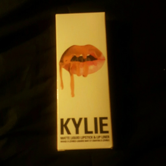 **Koko k**  new and unopened Kylie lip kit!!
