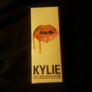 **Koko k**  new and unopened Kylie lip kit!!