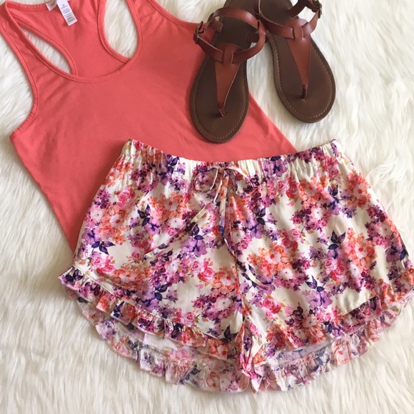Pants - ✨HP✨Floral Print Ruffle Hem Shorts