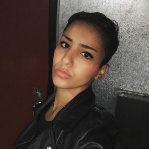 Meet your Posher, Aya