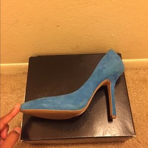 BCBG Maui blue pumps