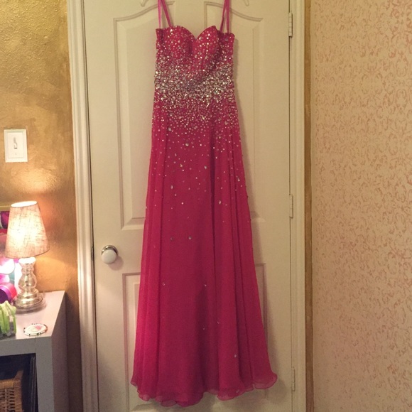 Hot pink strapless formal dress 💞 prom!