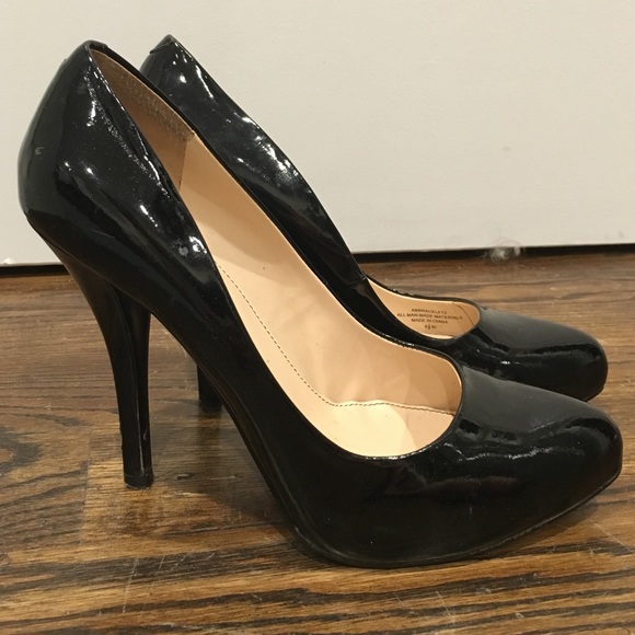 Classic black patent leather pumps. Size 8.5.