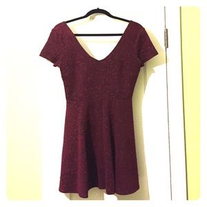 Maroon short-sleeved dress