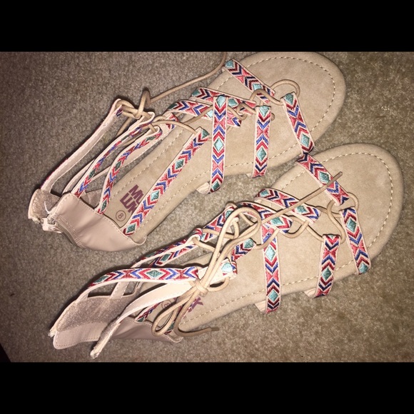 MUK LUKS Tan and Red Geometric Jessica Sandal