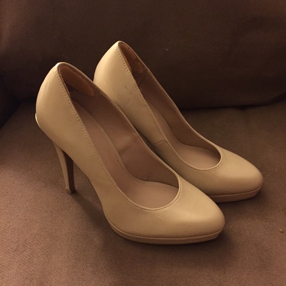 🛑SOLD🛑 Cream 4" Elle Heels - Picture 1 of 3
