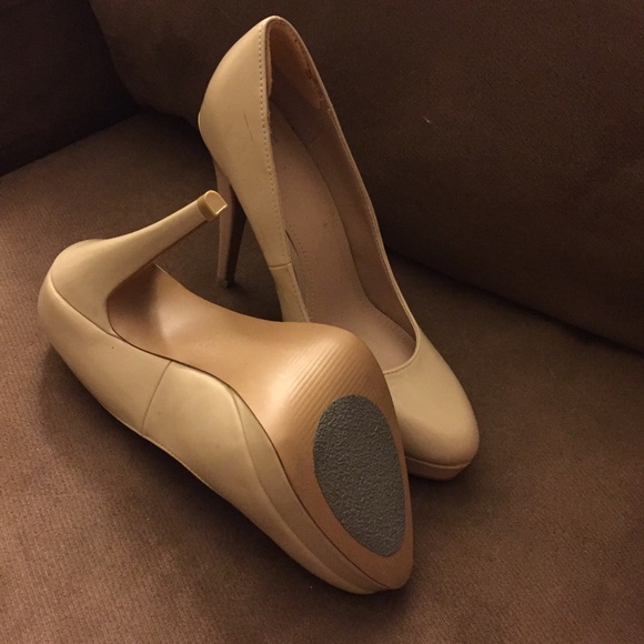 🛑SOLD🛑 Cream 4" Elle Heels - Picture 2 of 3