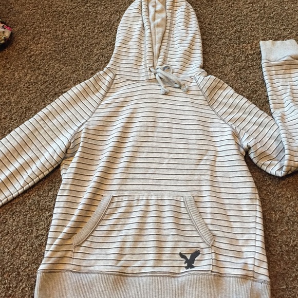 Comfy and cute American Eagle hoodie! 🍁