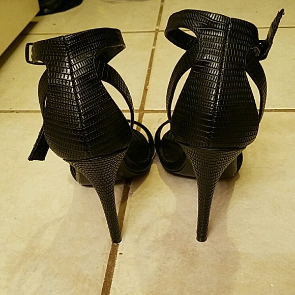 SOLD!!!!!! Black strappy sandal with heel - Picture 2 of 4