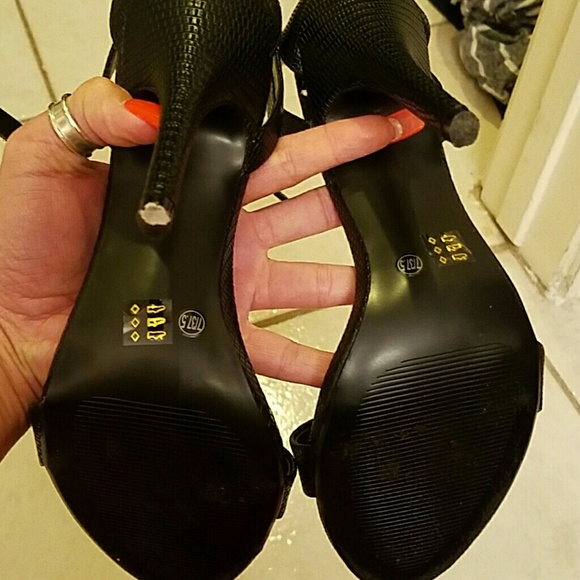 SOLD!!!!!! Black strappy sandal with heel - Picture 3 of 4