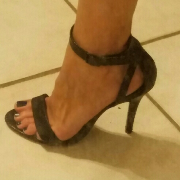 SOLD!!!!!! Black strappy sandal with heel - Picture 4 of 4
