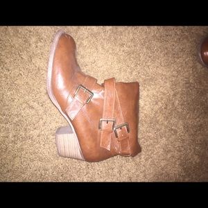 Mudd brown ankle boots