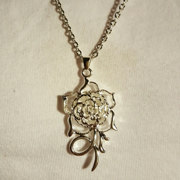 A SILVER ROSE PENDANT NECKLACE - Picture 2 of 2