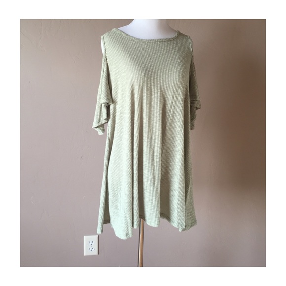 ⭐️ Sweet Pea Cold Shoulder Top - Last One - Picture 2 of 4
