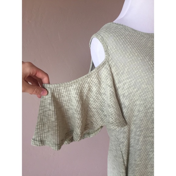 ⭐️ Sweet Pea Cold Shoulder Top - Last One - Picture 3 of 4