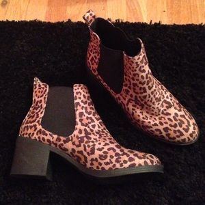 Leopard print H&M chelsea boots