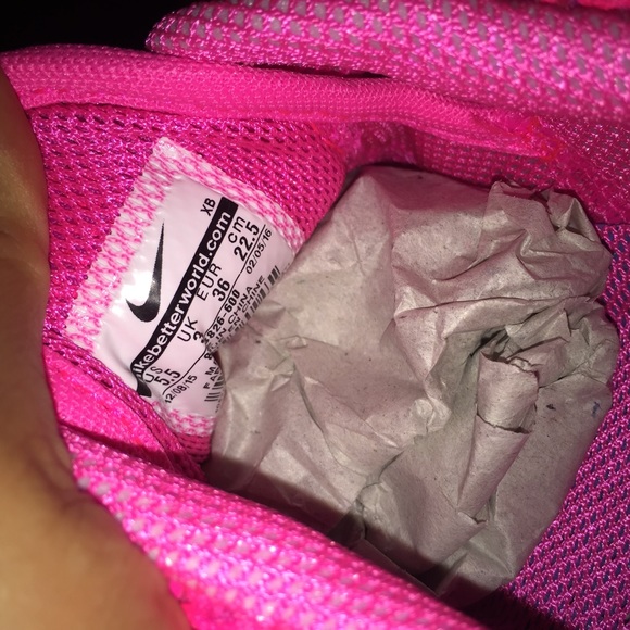 NIKE ROSHE ONE WOMENS SOLD OUT WITH NIKE SZ 5.5 - Picture 2 of 4