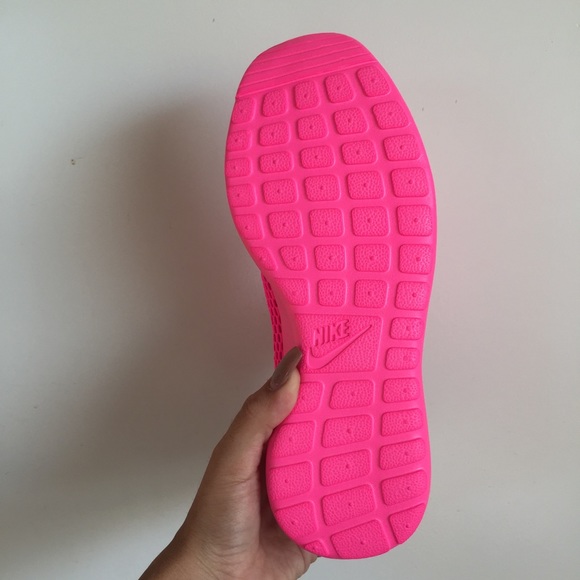 NIKE ROSHE ONE WOMENS SOLD OUT WITH NIKE SZ 5.5 - Picture 4 of 4