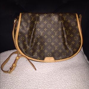 💯 Authentic Louis Vuitton Menilmontant MM