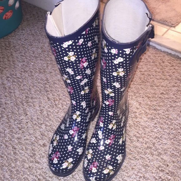 Rain boots!!! 👢🌂