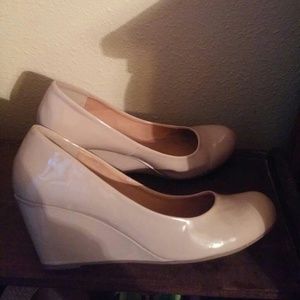 Nude pump with wedge