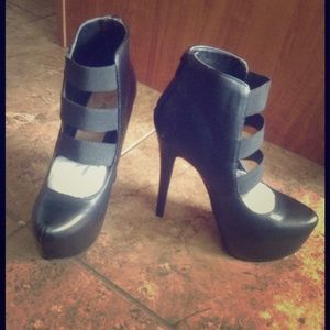 Black 5" closed toe heels