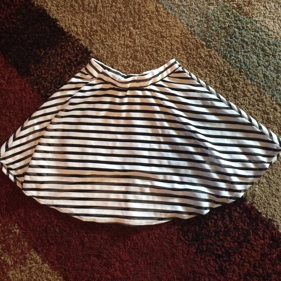Black and white circle/skater skirt