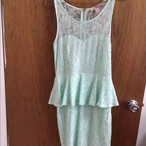 💕Last Call❤️  Forever21 Lace Peplum Dress