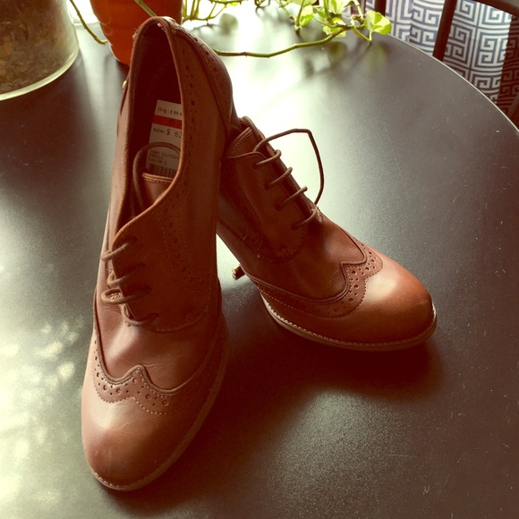 Oxford Tommy Hilfiger brown shoe.