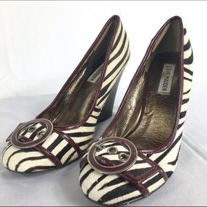 Steve Madden Maroon Trim Wedge Size 9M Beautiful