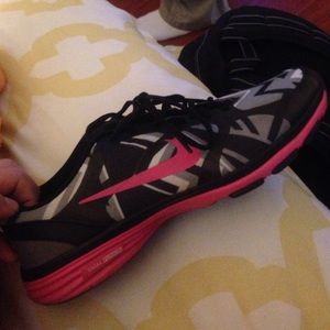 Woman's Nike dual fusion size 10