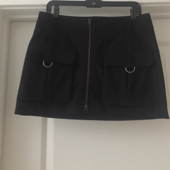 Vince Black Wool Mini Skirt. Good quality. Chic!!!