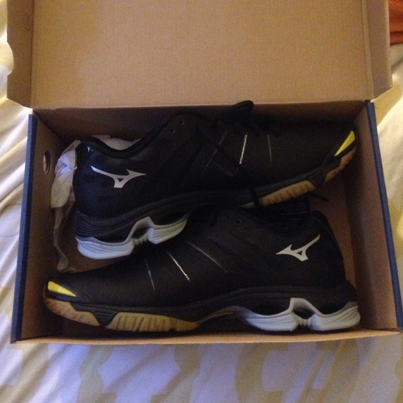 Mizuno volleyball shoes