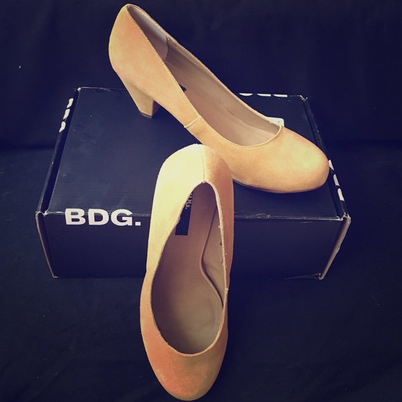 BDG. Yellow suede kitten heels💛