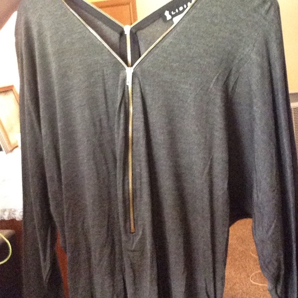 ❗️1 Left❗️Plus Size Gray Zip Top - Picture 3 of 4