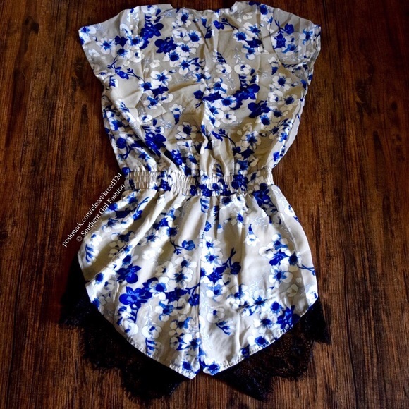 FLORAL ROMPER Printed Lace Plunge V Neck Jumpsuit - Picture 2 of 4