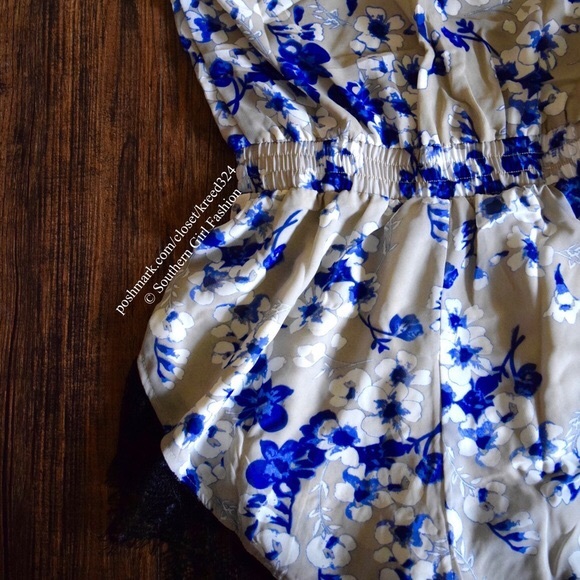 FLORAL ROMPER Printed Lace Plunge V Neck Jumpsuit - Picture 3 of 4