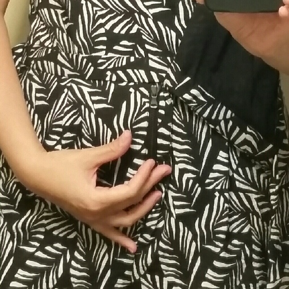 SOLD Black & White Romper - Picture 4 of 4