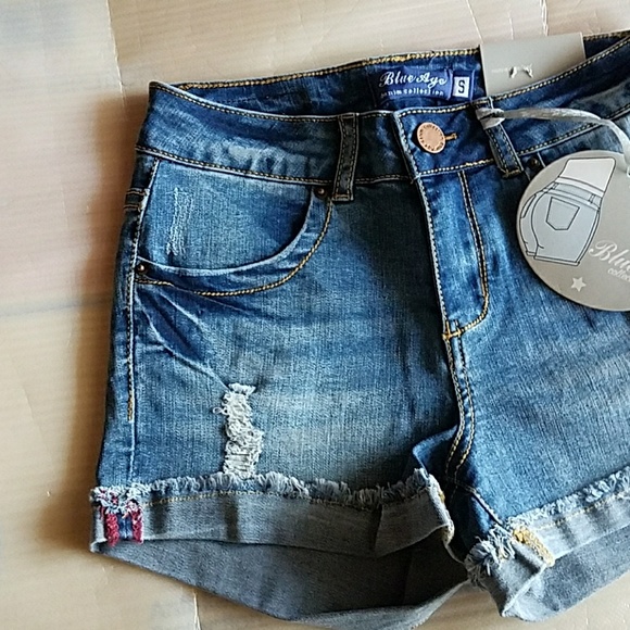 🎉 New Butt lifting Mid rise Distressed shorts - Picture 2 of 4