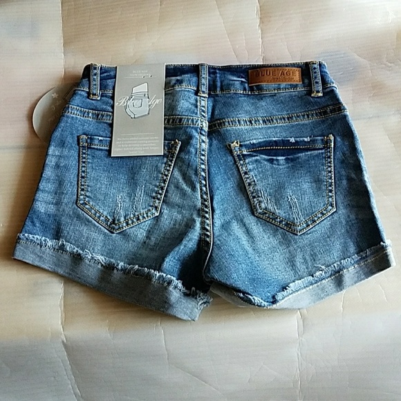 🎉 New Butt lifting Mid rise Distressed shorts - Picture 4 of 4