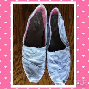 Silver and white Toms size 7.5