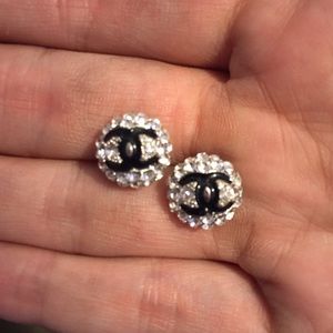 Earrings with the classic double "C"