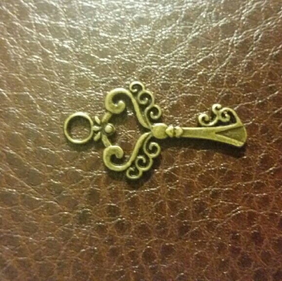 4 Antique Key Charm