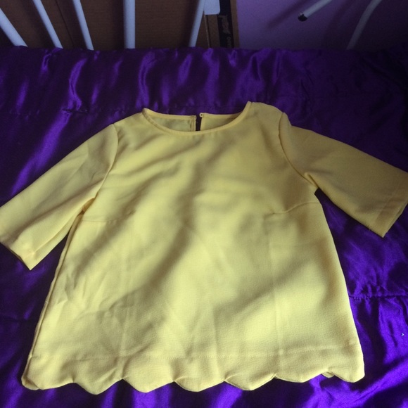 Yellow summer scalloped edges top🌻
